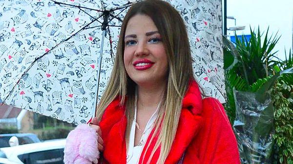 Oyunculuk ve sunuculuk yapan Esra Sönmezer, sosyal medya üzerinden hayatıyla ilgili birçok bilgi veriyor. 37 yaşında olan ünlü ismin paylaşımları sosyal medya kullanıcıları tarafından çok konuşuluyor.