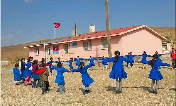 İmkan yetersizliğinden dolayı köy okullarında birçok öğrenci hayat deneyimi konusunda diğer çocuklar kadar şanslı olmayabiliyor.