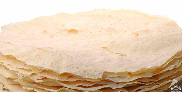 İlk defa Orhun Abideleri'nde karşımıza çıkan yufka, börek yapımında kullanılan en temel malzeme. Yufka ekmeği ise taşınılabilirliği ve kolay yapımı sayesinde göçebe Türk topluluklarının temel besin maddelerinden biri.