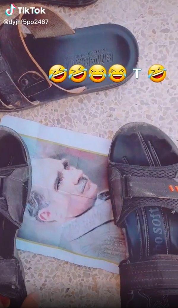 Atatürk'ün resminin bulunduğu kağıdı ayaklarının altına alan sığınmacı, terliğinin altını da bu kağıtla sildi. ÜStüne bir de gülen emoji kullanan şahıs, sosyal medyada büyük tepki topladı.