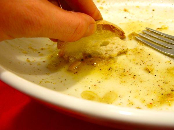 7- İtalya'da tabağınızda yemek bırakmak, yemeği beğenmediğiniz anlamına geldiği için ev sahibi veya şef için saygısızlık olarak görülebiliyor.