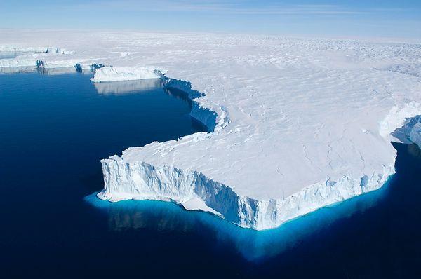Çam Adası ve Thwaites buzulları bir kase şeklinde geniş bir okyanus havzasında bulunur ve ortaya doğru derinleşir.