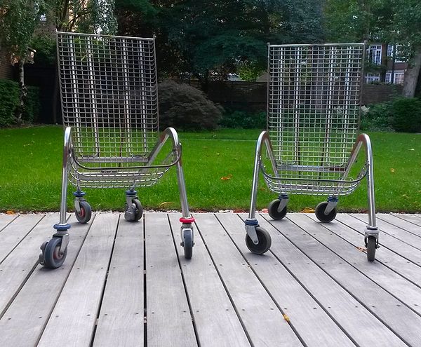 12. "Bahçemdeki alışveriş arabalarından yapılan sandalyeler."