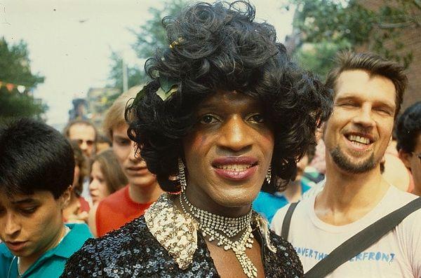 Hot Peaches ile başarılı bir drag queen olarak dünyayı dolaşan ve  LGBTQ topluluğunda hızla öne çıkan bir fikstür haline gelen Johnson, tuhaf şapkaları ve göz alıcı mücevherleriyle tanınmaya başladı.