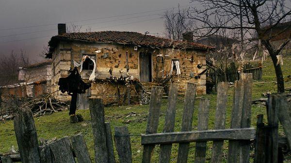 Anlatılana göre, Türkiye'nin doğusundan köye göç eden bir çobana parası verilmez ve çoban da köye azem büyüsünü yapar.
