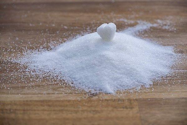 3. Toz şekerin sararan perdeler üzerindeki etkisinden yararlanın.