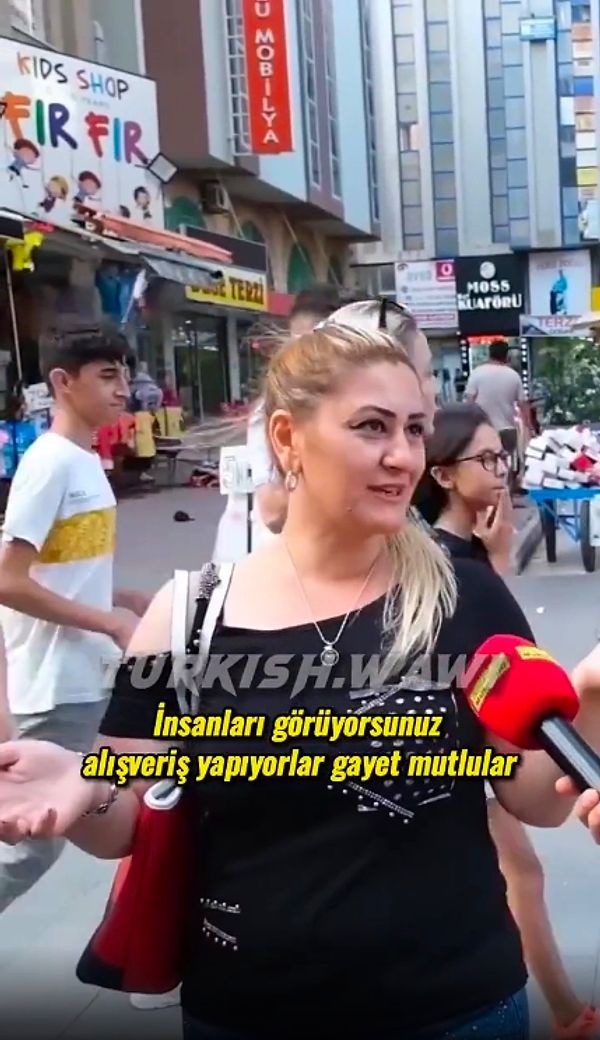 Kendine Muhabir YouTube kanalının Antalya'da yaptığı sokak röportajına denk gelen kadın, 'Dolar 17 lira olmuş olabilir ama bakın herkes dışarıda, mutlu ve geziyor' dedi. Ekonominin kötü olmadığını söyleyen kadın, akaryakıt fiyatı hatırlatılınca 'Binmesinler, ayaklarını ona göre uzatacaklar' diyerek tepki çekti.