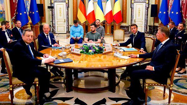 Fransa Cumhurbaşkanı Emmanuel Macron, Almanya Başbakanı Olaf Scholz, İtalya Başbakanı Mario Draghi ve Romanya Cumhurbaşkanı Klaus Iohannis, Ukrayna Devlet Başkanı Vladimir Zelenskiy ile düzenledikleri ortak basın toplantısında, Ukrayna’nın Avrupa Birliği (AB) üyeliğine destek verdiklerini belirtti.
