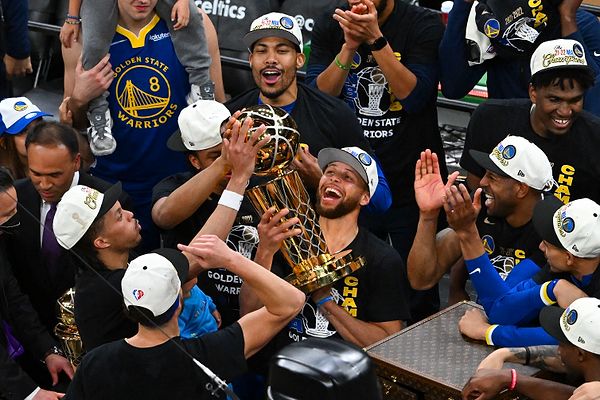 Batı Konferansı şampiyonu Warriors ile Doğu Konferansı şampiyonu Celtics'i karşı karşıya getiren NBA Finalleri'nde gülen taraf Warriors oldu.