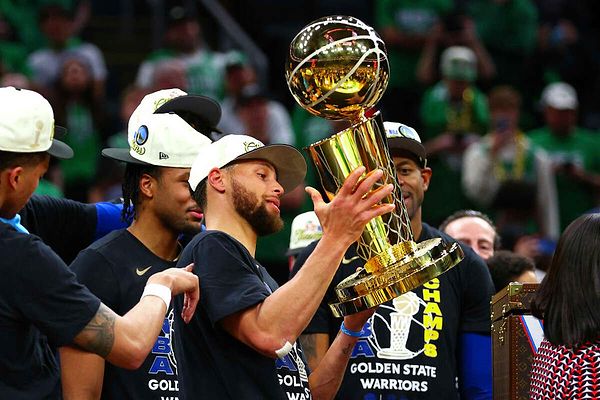 Golden State Warriors'ta Stephen Curry, NBA Finalleri MVP’si olmayı başardı ve kariyerindeki dördüncü şampiyonlukta ilk kez bu başarıya ulaştı.