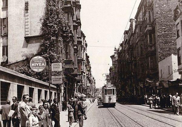 11. İstiklal Caddesi, İstanbul, 1950.