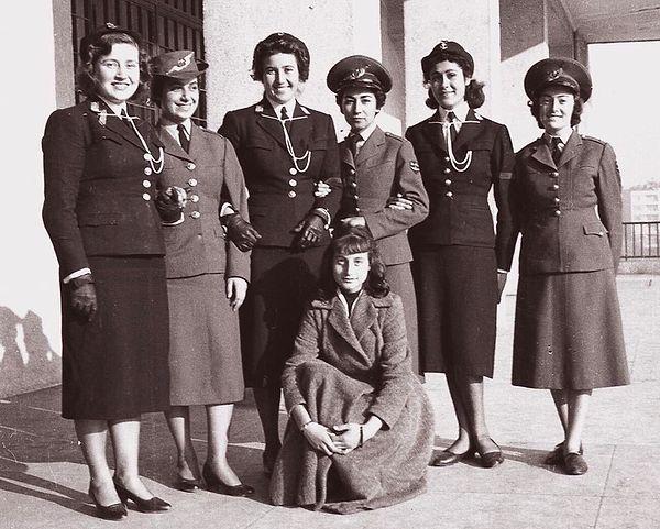 12. Türk donanma ve ordu okullarında ilk kadın askerler, 1955.