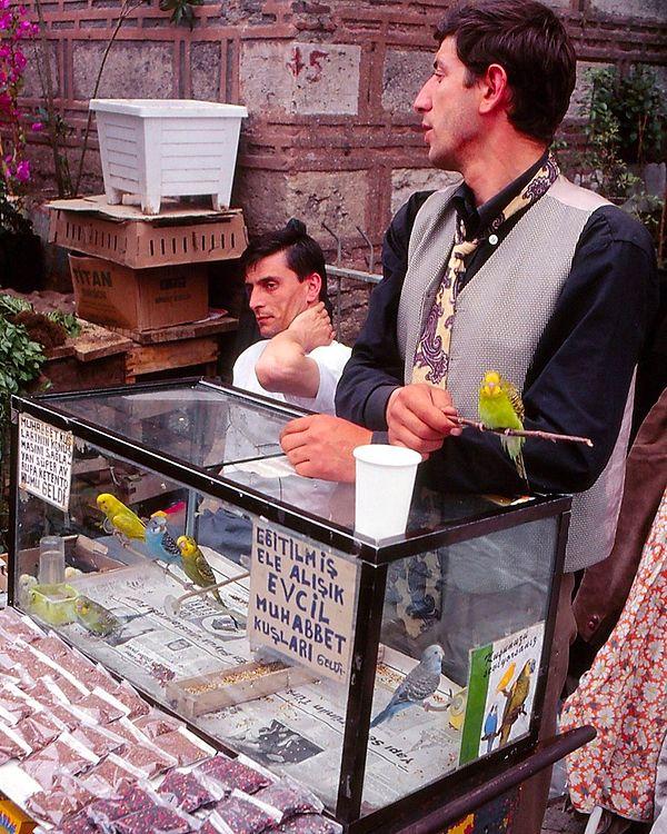 16. Eminönü'nde kuş satıcısı, İstanbul, 1986.