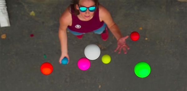 Bildiğimiz açıdan değil farklı bir açıdan kaydedilen görüntüler ile jonglörlerin topları havada nasıl çevirdiklerini de biraz daha iyi anlayabiliyoruz...