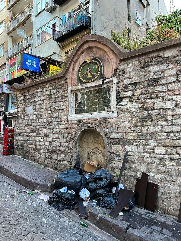 Şimdi de Osmanlı Padişahı III. Selim tarafından yaptırılan ve Kumkapı Mabeyinci Yokuşu'nda bulunan tarihi çeşme gündemde, hem de çöplük olarak kullanılmasıyla!