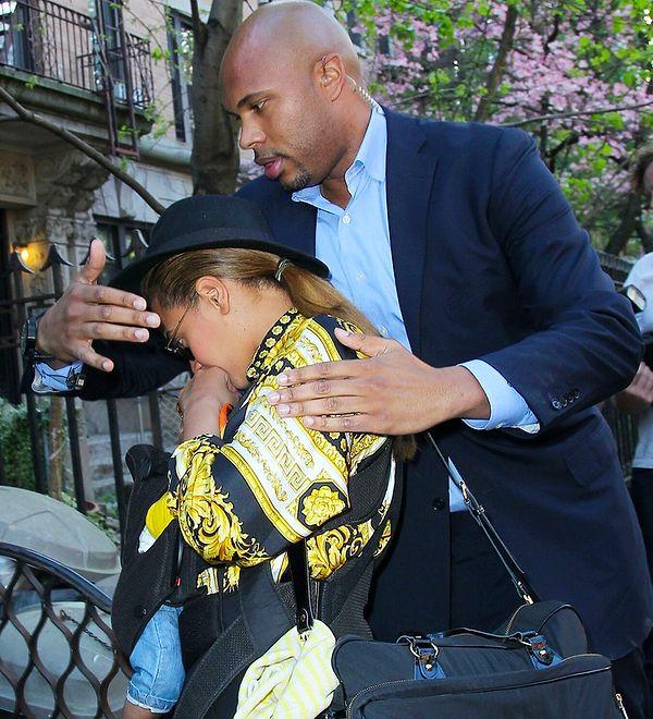 2. Beyoncé'nin koruması Beyonce'u ve yeni doğan bebeği Ivy'yi sokakta korurken