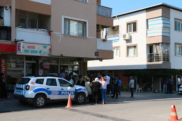 Silah sesleri üzerine bölgeye polis ve ambulans ekibi sevk edildi. Sağlık ekiplerinin yaptıkları incelemede polis memuru ve çocuklarının hayatını kaybettiği belirlendi.