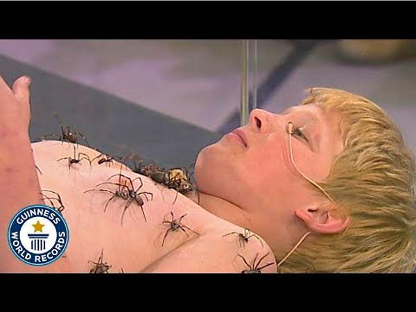 16. Vücutta örümcek gezdirme