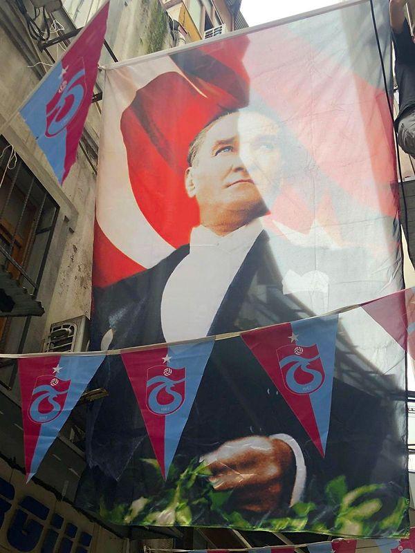 İndirilen Atatürklü Türk bayrağı ise yeniden aynı yere asıldı. 👇