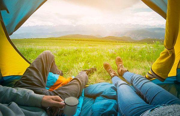 17. Birlikte güzel bir gün geçirebileceğiniz romantik bir kamp yapın.