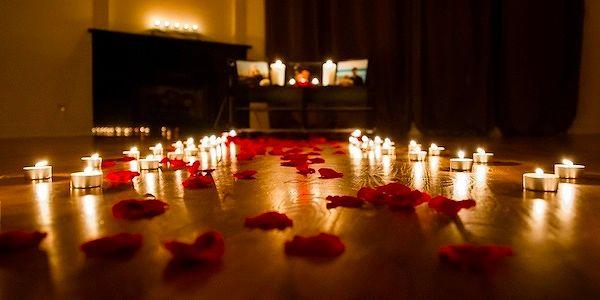 20. Romantik bir gece için mum yoluna güller serin.