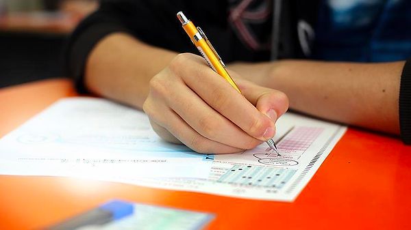 Ancak bir de sınava giremeyenler, sınava defalarca kez girenler ve sınava alınmayanlar var... Peki dün neler yaşandı şöylece bir bakalım isterseniz.