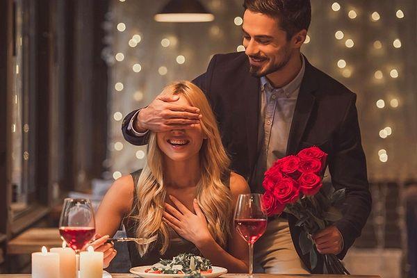 23. Romantik bir restaurantta yemek yiyin.