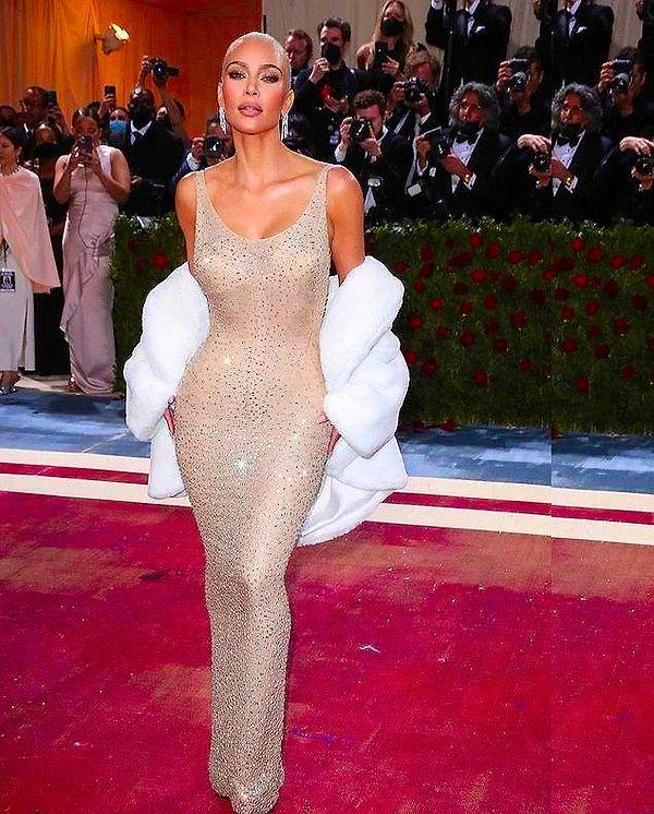 13. Met Gala'da Marilyn Monroe'nun ikonikleşmiş çıplak elbisesini giyen Kim Kardashian'a pek çok insan tepki gösterdi.