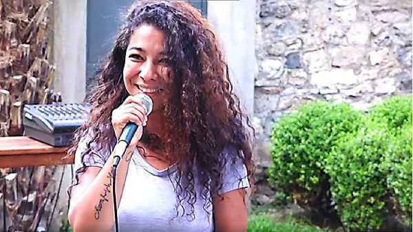 Daha önce karşılaşmamış olanlar için Hatice Kaya bir sokak sanatçısı, İstanbul sokaklarında söylediği şarkılar ile gören herkesi etkilemeyi başaran bir isim.
