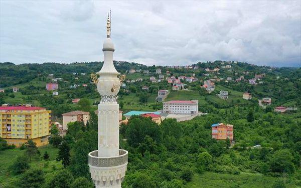 2. Giresun'da 35 yıldır devam eden Yeşil Camii'nin minaresi, çayı tanıtmak adına semaver şeklinde tasarlandı..