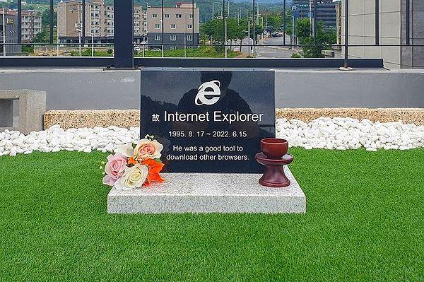 18. Internet Explorer'ın kapanmasının ardından tarayıcı için mezar taşı yapıldı.