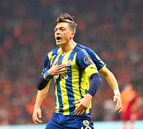Küçüklüğünden beri Fenerbahçeli olan ve Fenerbahçe'ye geldiğinde milyonlarca taraftarı sevindiren Mesut Özil ile ipler iyice koptu.