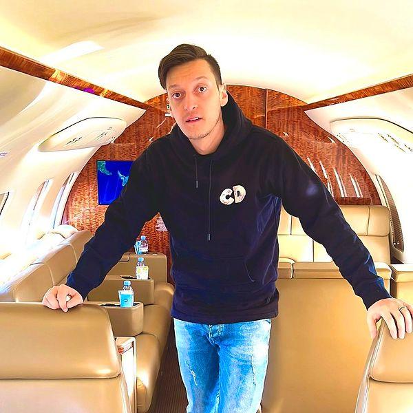 Mesut Özil Fenerbahçe'den yıllık yaklaşık 4 milyon Euro alıyor ve kadro dışı kalmasına rağmen maaşı hesabına yatmaya devam ediyor.