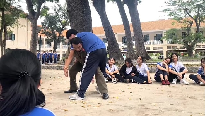 Vietnam'da Liseli Öğrencilere Gösterilen Yaralı Bir Kişinin Yerden Nasıl Kaldırılıp Taşınması Gerektiği Dersi