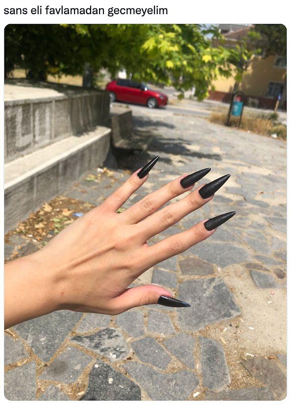 Uzun tırnaklara sahip olan bir kullanıcı da dün sivri ve siyah tırnaklarını Twitter'dan paylaşarak "Şans eli favlamadan geçmeyelim" dedi...