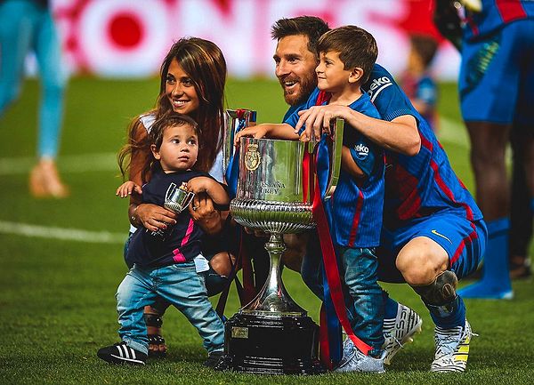 İlk olarak, Leo Messi geçmişte tüm oğullarının sağ ayak olduğunu söylemişti, bu yüzden videodaki çocuk Mateo olamazdı.