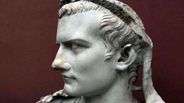 Sadece Roma değil dünya tarihine de adını delilikleri ile yazdıran Gaius Julius Caesar Augustus Germanicu nam-ı değer Caligula bir çok skandala imza atmış bir isim.