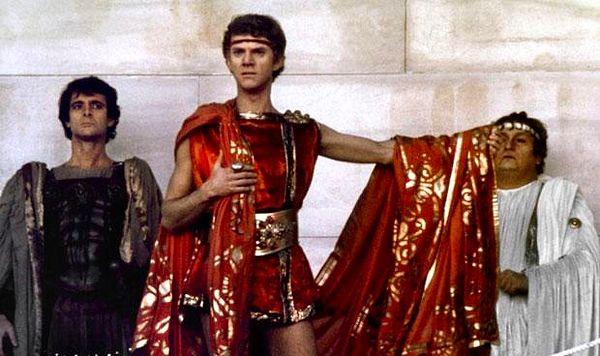 37 ile 41 yaşları arasında tam 4 yıl hüküm süren Caligula bu kısacık hükümdarlık süresince yaptıkları ile öne çıkmış.