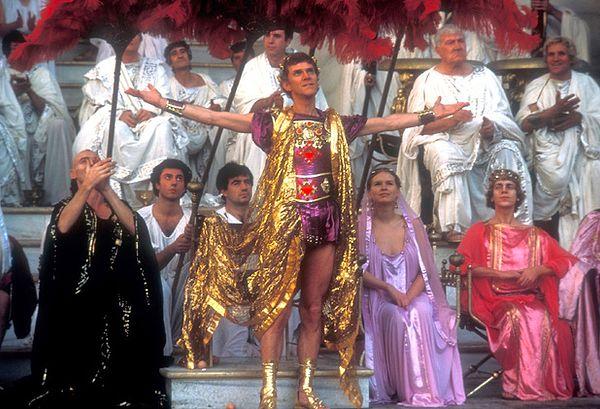 Kendisini yaşayan bir tanrı olarak gören Caligula kendisini tanrı ilan etti.  Kız kardeşini de tanrıça ilan ettikten sonra atını da senatoya sokmaya çalıştı.