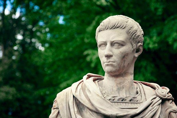 "Küçük botlar" anlamını taşıyan Caligula aslında kendisine verilen bir lakap. Tipini çok beğenmeyen Caligula halkı tarafından da çirkinlik ile idam edilmitşir.