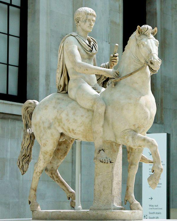 Müsrifliği ile de sık sık gündeme gelen Caligula senatör ilan ettiği atı için bir saray yaptırarak kayıtlara geçti.