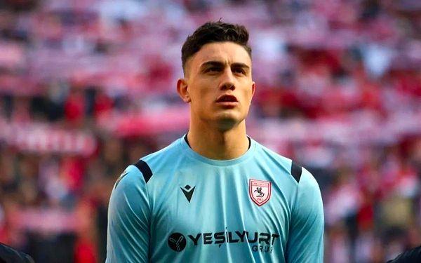 7. Trabzonspor, Samsunspor’un kalecisi Nurullah Aslan’ı transfer etmek istiyor. Bu girişimin nasıl sonuçlanacağı Cuma gününe kadar belli olacak.