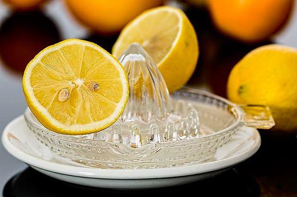 Camlarınızdaki lekeler için limon suyunu deneyin.