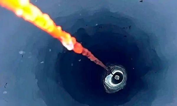 Araştırmacılar buzlu tünelden aşağıya bir kamera gönderdiğinde sudaki yüzlerce küçük, bulanık benek video akışını engelledi.