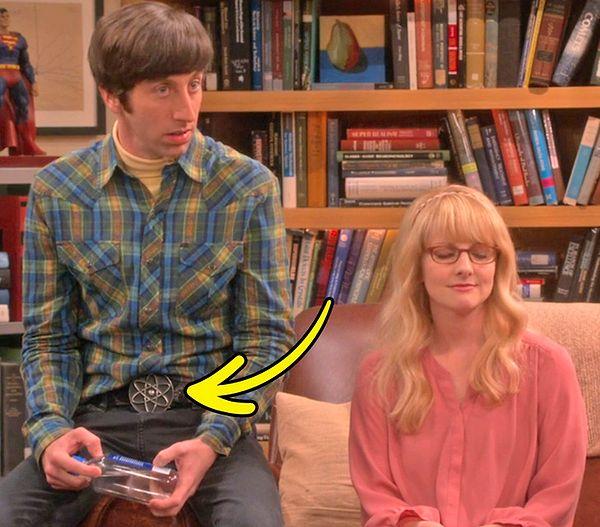 14. Howard sezon boyunca ilginç kemer tokaları takıyor ve son bölümde de şovun logosundaki atomu takıyor.