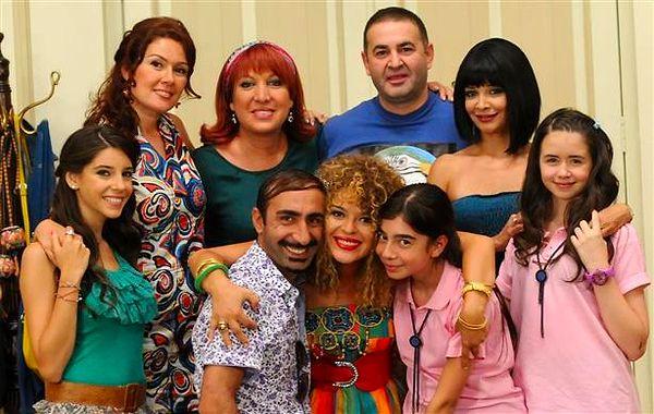 Alemin Kıralı dizisini birçoğunuz hatırlarsınız. Şafak Sezer, Zeynep Gülmez, Evrim Akın ve Oya Başar'ın başrollerinde yer aldığı dizi, 2 sezon boyunca ATV ekranlarında yayınlanmıştı.