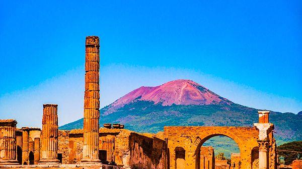 MS 79 yılında bir antik Roma şehri olan Pompeii, Vezüv Yanardağı'nın patlaması sonucunda volkanik küllerin altına gömüldü.