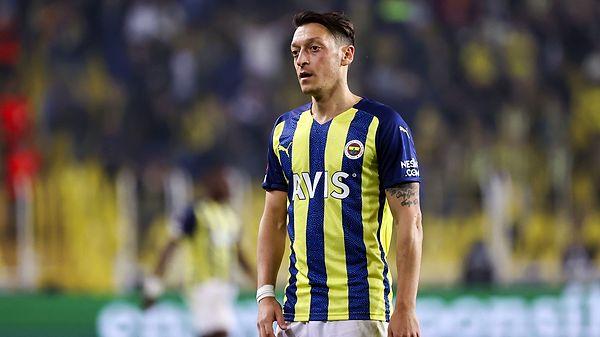 Mesut Özil geçtiğimiz sezonun sonlarına doğru Fenerbahçe'de kadro dışı bırakılmıştı.