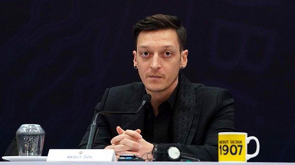 Tüm bunlar yaşanırken Mesut Özil'in futbolu bırakıp espor oyuncusu olacağı bile iddia edildi.