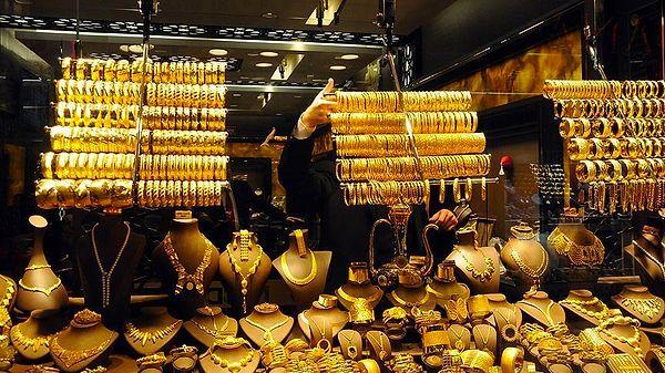 Altında gerileme görülürken, ons altın 1.824 dolardan, gram altın 1.018 liradan işlem gördü
